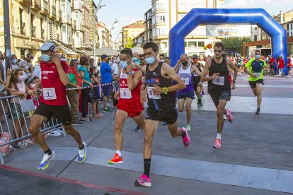 Imagen de la salida de la Carrera Popular Soria-Valonsadero desde la plaza Mariano Granados. MARIO TEJEDOR