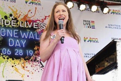 Chelsea Clinton, embarazadísima, el pasado 28 de junio en Nueva York.-AP / GREG ALLEN