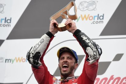 Andrea Dovizioso (Ducati), en lo alto del podio.-AFP / VLADIMIR SIMICEK