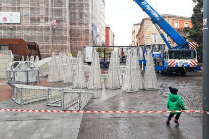 Instalación de la estrella de la Navidad en Mariano Granados.-MARIO TEJEDOR