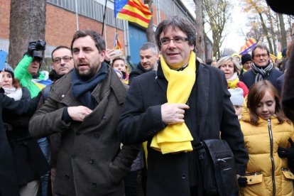 Carles Puigdemont y Toni Comín, en la manifestación convocada por la ANC y Òmnium en Bruselas-BERNAT VILARO (ACN)