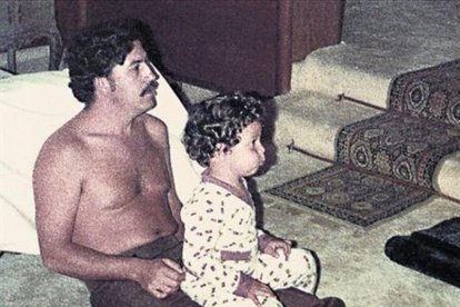 Pablo Escobar, con uno de sus hijos, en una imagen de archivo.-ARCHIVO