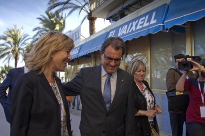 Artur Mas con la alcaldesa de Vilanova i la Geltrú, Neus Lloveras, durante la inauguración de una Escola da Estiu de Convergència en el verano de 2012.-CARLOS MONTANYES