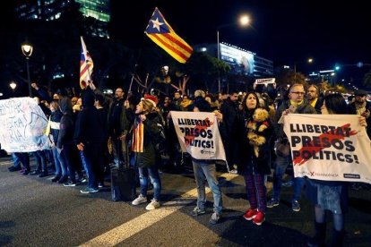 Varias decenas de personas protestan a las puertas del Sofía Hotel Barcelona donde se va a celebrar una cena con motivo del acto organizado por Fomet del Treball y al que asistirán el presidente del Gobierno, Pedro Sánchez, y el de la Generalitat, Torra.-EFE