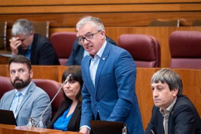 Ángel Ceña interviene en las Cortes flanqueado por Vanessa García y Toño Palomar. HDS