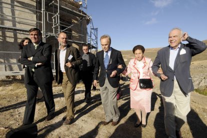 Los Duques de Soria junto a Enrique Sáiz visitando San Pedro. /VALENTÍN GUISANDE-