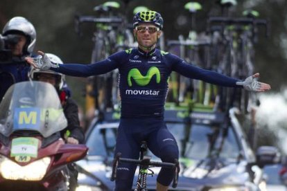 Alejandro Valverde, en el momento de cruzar en solitario la meta de la Challenge de Mallorca, en Deià.-Foto: AFP / JAIME REINA