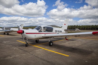 Avionetas estacionadas en la pista del aeródromo de Garray. MARIO TEJEDOR