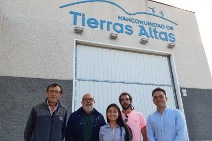 Miguel Latorre junto a la estudiante destinada a la Mancomunidad de Tierras Altas y el equipo de la organización. HDS