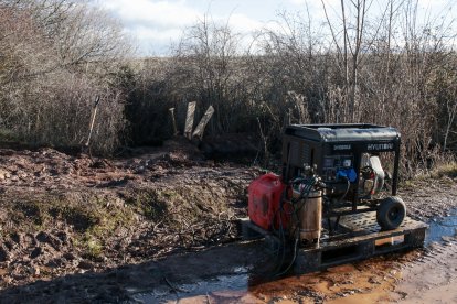 El bombeo para la retirada del vertido de aceite en un arroyo que confluye con el Duero. GONZALO MONTESEGURO