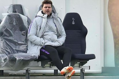 Pochettino, en el entrenamiento de este martes en Londres.-EL PERIÓDICO