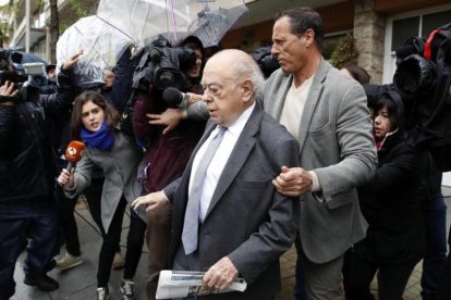 Jordi Pujol sale de su domicilio esta manana.-EFE/ALBERTO ESTÉVEZ