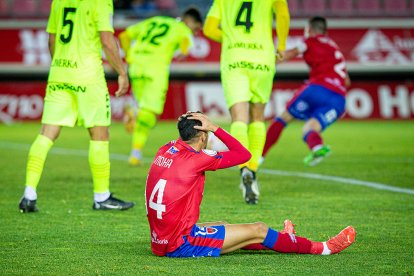 El central numantino Simic se lamenta en una jugada en el partido ante el Sporting. MARIO TEJEDOR