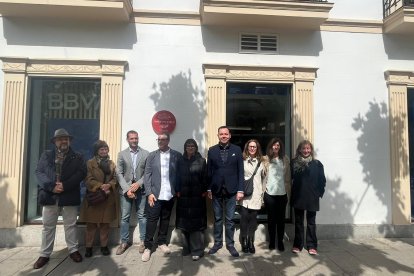 Los promotores de la iniciativa posan junto a la placa que señala el lugar de nacimiento de Concha de Marco. HDS