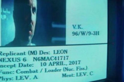 Ficha y rostro del replicante Leon Kowalski, en 'Blade Runner', donde se ve la fecha de su creación.-