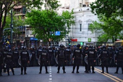 La policía de Buenos Aires acordona los aledaños del estadio del Boca Juniors.-AFP