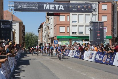 Sprint de la tercera etapa con llegada en San Esteban de Gormaz. HDS