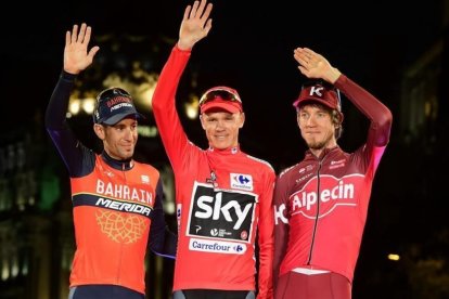 Nibali (izquierda), junto a Froome y el ruso Zakarin en el podio final de la Vuelta 2017, en Madrid.-/ AFP / JOSE JORDAN