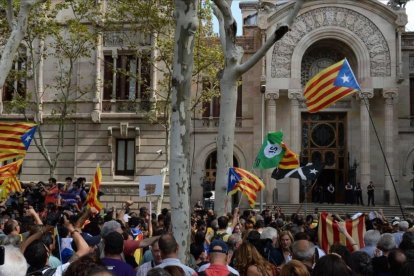 Agentes de los Mossos custodian la entrada del Palacio de Justicia de Barcelona, el pasado 20 de septiembre.-JORDI COTRINA