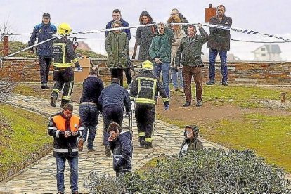 Los equipos de rescate retiran el cuerpo de Irene tras su fallecimiento de la playa de Las Catedrales.-- EPL