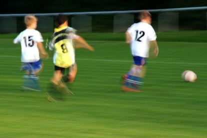 Unos niños juegan un partido de fútbol.-