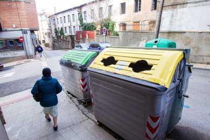 Los contenedores de orgánico se incorporan con el nuevo contrato de recogida de residuos. MARIO TEJEDOR