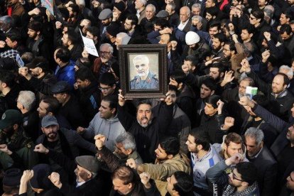 Manifestación de protesta en Teherán por el asesinato de Soleimani.-EFE EPA / ABEDIN TAHERKENAREH