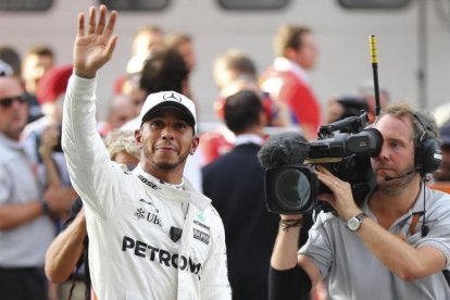 Lewis Hamilton saluda a sus seguidores tras lograr la pole en Malasia.-DIEGO AZUBEL