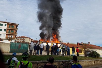 Las llamas fueron visibles desde buena parte de la localidad.-R.F.