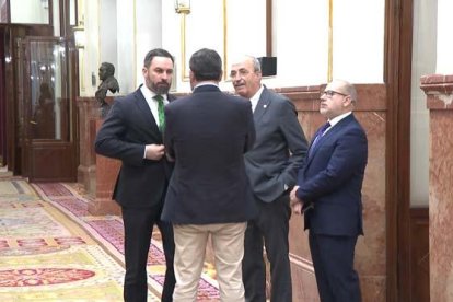 Abascal abandona el hemiciclo con dos víctimas de ETA durante el discurso de Bildu.-EFE