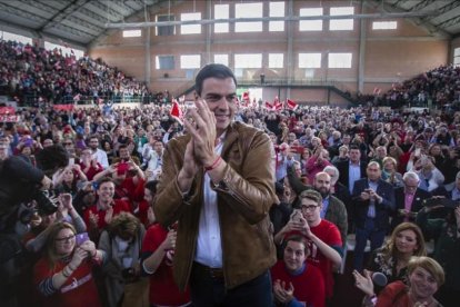 Pedro Sánchez, aplaudido por los simpatizantes socialistas en el pabellón deportivo de Burjassot (Valencia).-MIGUEL LORENZO