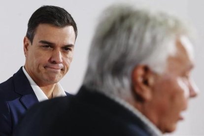 Felipe González y Pedro Sánchez, en un acto de la pasada campaña electoral, a finales de noviembre.-AGUSTÍN CATALÁN