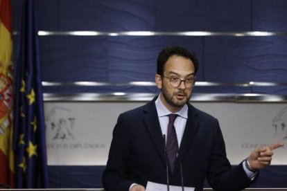 El portavoz socialista, Antonio Hernando, en rueda de prensa en el Congreso.-EFE