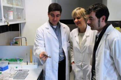 Carlos García-Estrada, Katarina Kosalková y Carlos Barreiro en las instalaciones del Inbiotec-E.M.