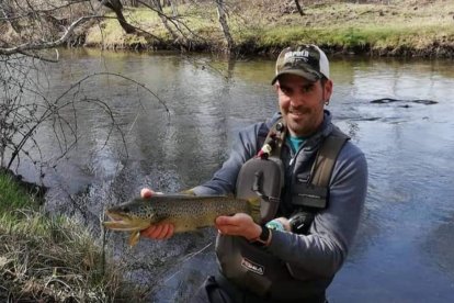 Un pescador sostiene un buen ejemplar de trucha de Soria en la anterior edición del Campano, en la desveda. HDS