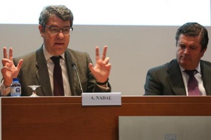 El ministro de Energía Álvaro Nadal y el presidente de Endesa Borja Prado en el foro sobre transición energética.-ELISENDA PONS