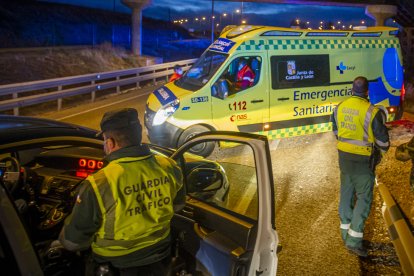 Guardia civil y Emergencias en una atención en una imagen de archivo. MARIO TEJEDOR