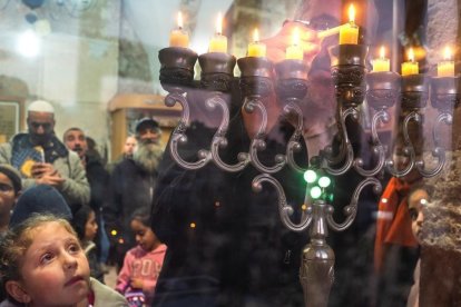 Colonos judíos en una ceremonia religiosa dentro de la Tumba de los Patriarcas en la ciudad cisjordana de Hebron el pasado domingo.-EFE