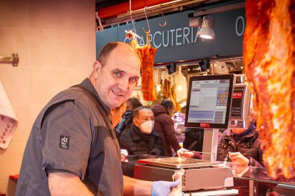 Pablo Arlegui es comerciante en el Mercado Municipal de Soria. MARIO TEJEDOR