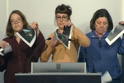 Diputadas de la CUP rompen fotografias del Rey en el Parlament.-EFE TV