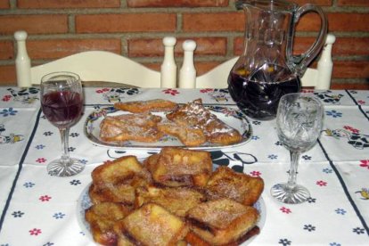 Las torrijas son uno de los postres típicos de la Semana Santa soriana y la limonada no puede faltar.-/ v. g.