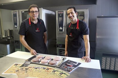 A la izquierda, José Miguel Fidalgo, director de Expansión de Innova Chef y Manuel Ledesma, responsable de producción, muestran las hamburguesas en la sala de elaboración de la empresa. / LA POSADA