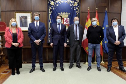 De Gregorio, Martínez Mínguez, Fernández Mañueco, Igea, De Pablo y Cedazo, ayer en la reunión celebrada en Valladolid.-JUNTA