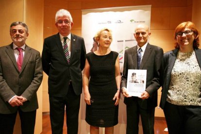 José Luis Fanjul; el rector de la Universidad de León, José Ángel Hermida; la consejera delegada de la entidad, María Luisa Lombardero; Francisco García; y Felisa Becerra-Ical