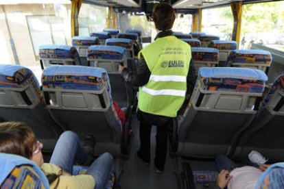 Interior de un autobús escolar realizando una de sus rutas por Soria. / VALENTÍN GUISANDE-