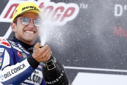 El español Jorge Martin  celebra, en Mugello (Italia), su tercer triunfo de la temporada.-AP