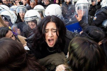 Imagen de la manifestación en Turquía.-EFE / TOLGA BOZOGLU