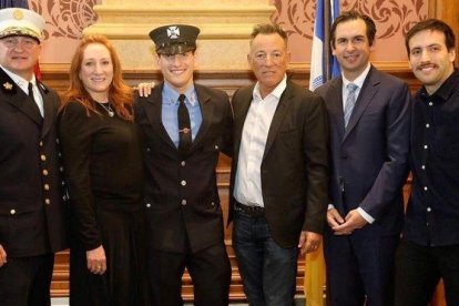 La estrella de rock Bruce Springsteen (3d)  su esposa Patti Scialfa (2i)  su hijo Evan (d)  el alcalde de Jersey City  Steven Fulop (2i)  y el jefe de bomberos de la ciudad  Steven McGill (i)  mientras posan junto a su hijo menor  Sam (3i).-Foto cedida por el Ayuntamiento de Jersey City