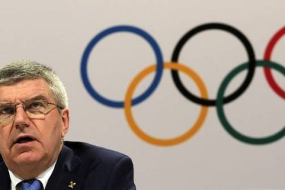 El presidente del COI, Thomas Bach, durante una rueda de prensa en Kuala Lumpur, escenario de la reunión del organismo.-Foto: AFP / MANAN VATSYAYANA