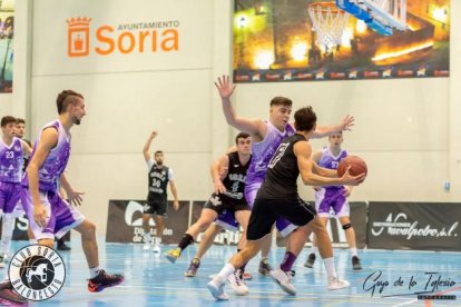 Al Transler le costó poner en práctica su juego ante la Universidad de Valladolid. HDS